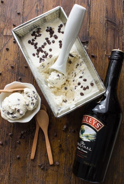 Baileys Chocolate Chip No-Churn Ice Cream, an easy, simple no-churn ice cream recipe.  Only four ingredients, creamy and delicious. Baileys Ice Cream Recipe, Baileys Ice Cream, Baileys Dessert, Easy Homemade Ice Cream, Icee Recipe, Baileys Recipes, Italian Ice Cream, Easy Ice Cream Recipe, Milk Ice Cream