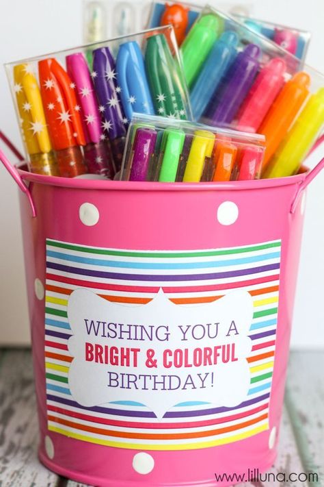 CUTE Art Supplies Birthday Gift Idea with Free Prints { lilluna.com } Cute Art Supplies, Best Friend Birthday Surprise, Secret Pal Gifts, Secret Sister Gifts, Coworkers Birthday, Coworker Birthday Gifts, Secret Pal, Teacher Birthday Gifts, Teacher Birthday