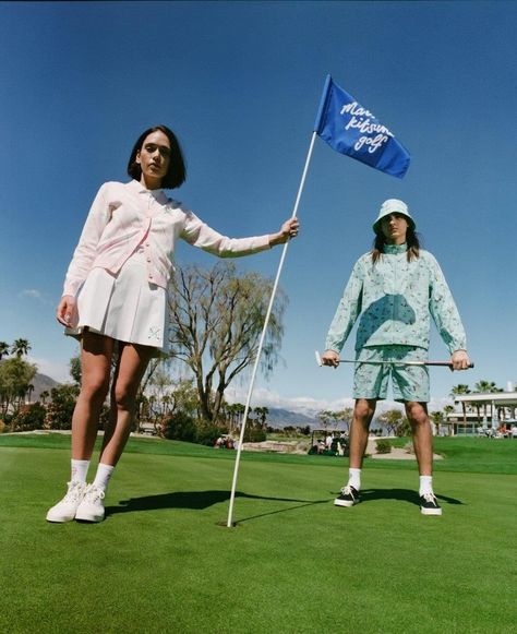 Mini Golf Photoshoot, Golf Poses Photo Ideas, Golf Editorial, Golf Poses, Golf Shoot, Golf Photoshoot, Golf Aesthetics, Slideshow Design, Maximalist Eclectic