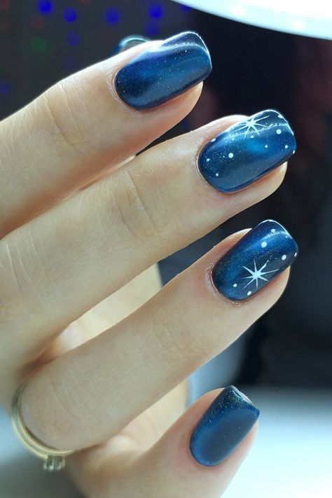 Short Nail Designs January, Xmas Blue Nails, Xmas Short Nails Designs, Simple Short Winter Nail Designs, Simple Blue Winter Nails, Blue Snowflake Nails Short, Short Dip Nails Christmas, Cute Spring Gel Nails, Short Winter Acrylic Nails