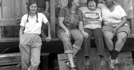 Vintage Photographs Capture Everyday Life of the Rootworks Lesbian Commune in the 1970s http://www.vintag.es/2024/03/rootworks-lesbian-commune.html #vintage #Startups Vintage Lesbian Style, Vintage Lesbian, Lesbian Outfits, Huge Hair, Lesbian Fashion, Black And White Landscape, Blogger Design, Glamour Shots, Ansel Adams