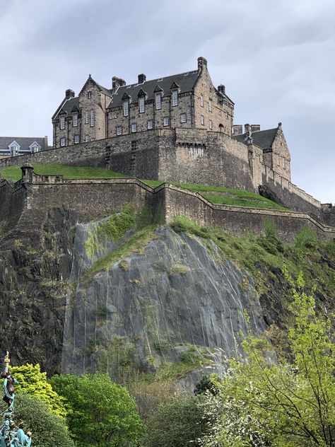 Edinburgh Castle, so majestic, never tire of seeing it every time I visit Edinburgh. Castle Of Edinburgh, Castles Medieval, Edinburgh Castle Aesthetic, Castles Aesthetic, Edinburg Castle, Edinburgh Castle Scotland, Scotland Aesthetic, Pictures Of England, England Aesthetic