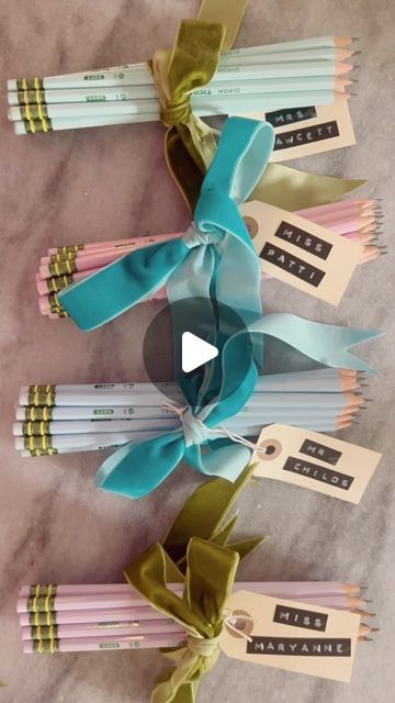 Joni Lay on Instagram: "✏️A bouquet of freshly sharpened pencils.✏️ This is what we are giving our teachers 🍎 this year along with a handwritten note and small gift card. I wish we could give them everything they deserve after the way they continually pour out their hearts for our girls! My girls love having an actual gift to give their teachers, and after much conversation on here over the years it sounds like handwritten cards are so cherished and instead of trying to put together small trinkets to make a gift I’m just putting what I’d spend towards a small gift card for each of them.✨🍎✏️ Just sharing because I always get requests for teacher gift ideas!!! I’m putting links to all of this (and my fave velvet ribbon that makes everything feel ✨special✨!) in my stories.✏️✏️✏️ So grateful Pencil Bouquet Teacher Gifts, Bouquet Of Sharpened Pencils, Pencil Gift Ideas, Trinkets To Make, Pencil Teacher Gift, Handwritten Cards, Teacher Gift Ideas, Small Trinkets, Pencil Gift