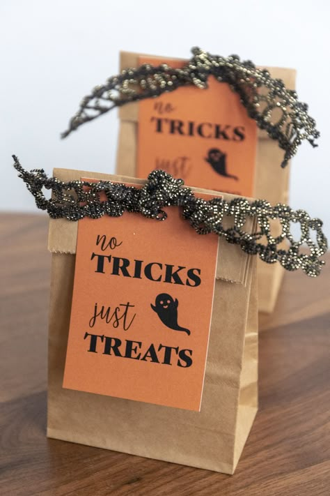 Free Printable Halloween Trick-or-Treat Bag Gift Tags. No Tricks, Just Treats Favor Tags. Halloween candy packaging ideas. #halloween #packaging No Tricks Just Treats Printable, Printable Halloween Tags, Halloween Gift Tags, Halloween School Treats, No Tricks Just Treats, Free Printable Halloween, Dulces Halloween, Halloween Gift Bags, Halloween Goodie Bags