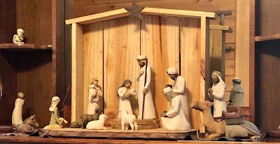 Ms. Nancy's Nook : DIY Stable for Willow Tree Nativity Figures Diy Willow Tree, Nook Diy, Nativity Scene Display, Willow Tree Nativity, Nativity Stable, Nativity Figures, Willow Tree Angels, Diy Nativity, Willow Tree Figurines