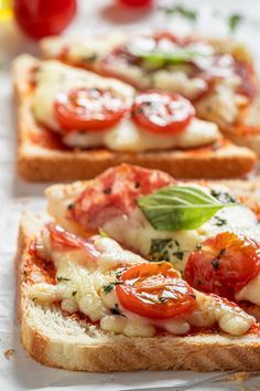 Sie haben Lust auf Pizza, wollen aber nicht bestellen und lange warten, haben aber auch keine Lust, sich in die Küche zu stellen, um einen Teig zu machen? Pizza-Toasts sind Ihre Rettung Healty Lunches, Bruschetta Toast, Toast Pizza, Healthy Packed Lunches, Pizza Snacks, Lunch Inspiration, Sauce Hollandaise, Toast Sandwich, Dessert Dishes