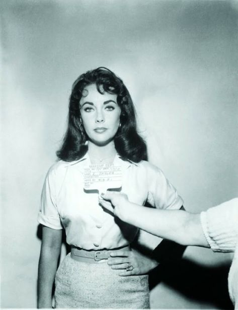 42 Glamorous Pictures That Capture Elizabeth Taylor While Filming 'Cat on a Hot Tin Roof' in 1958 ~ vintage everyday Elizabeth Taylor Style, 50's Costume, Hair Test, Very Important Person, Violet Eyes, Intimate Photos, Marlene Dietrich, Tin Roof, Actrices Hollywood