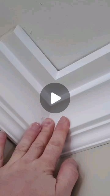 Flat Crown Molding, Moulding Ideas, Cut Crown Molding, Interior Window Trim, Woodworking Hacks, Interior Window, Easy Diy Hacks, Diy Techniques, Construction Home