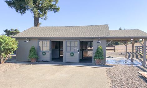 This two-stall barn in West Petaluma, California is absolutely adorable. The barn was previously a garage but it needed some updates. Small Horse Barn, Small Horse Barns, Barn Layout, Stable Style, Backyard Barn, Horse Barn Ideas Stables, Small Barns, Horse Barn Designs, Horse Shelter