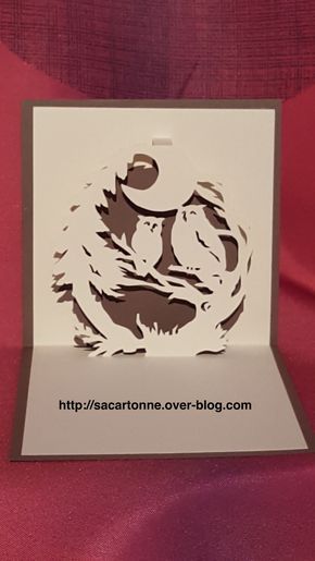 L'automne est bel et bien présent avec ses soirées plus lugubres, le clair de lune plein de mystères au coeur de la nuit... profitez pour réaliser ce magnifique kirigami avec des hiboux au clair de lune... Le gabarit gratuit du kirigami hiboux au clair... Kirigami Patterns, Kirigami Templates, Origami Templates, Origami Architecture, Pop Up Card Templates, Tarjetas Pop Up, Paper Architecture, Origami And Kirigami, Owl Card