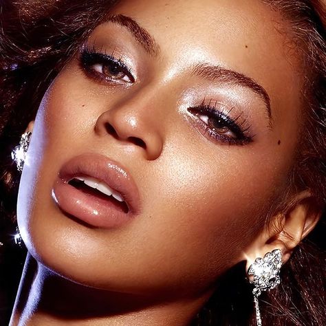 Early 00’s Hottie 💓 on Instagram: "Her makeup here is chefs 😚" Beyonce Sweet Dreams, Beyoncé Makeup, Beyonce Makeup, Her Makeup, Creative Makeup, Barbie Girl, Makeup Inspo, Sweet Dreams, Beyonce