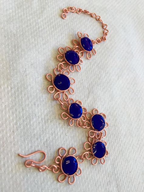 Naomi's Designs: Handmade Wire Jewelry: Silver wire wrapped copper daisy anklet with blue enamel accents Wire Wrapped Chain, Wire Wrap Jewelry Designs, Wire Wrapped Jewelry Diy, Wire Jewelry Tutorial, Wire Jewelry Designs, Hand Chain, Diy Wire Jewelry, Wire Work Jewelry, Handmade Wire Jewelry