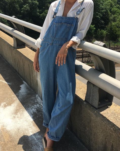 Wearing Overalls, Estilo Hippie, Gardening Outfit, Stil Inspiration, Ținută Casual, Mode Inspiration, Style Blog, Mode Style, Looks Vintage