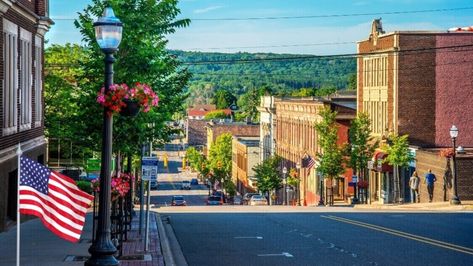 23 Charming Midwest Towns That Feel Like a Fairytale Marquette Michigan, Boundary Waters Canoe Area, Restaurants To Try, Harbor Springs, Lake Huron, Mackinac Island, Beautiful Places To Visit, Lake Michigan, Great Lakes