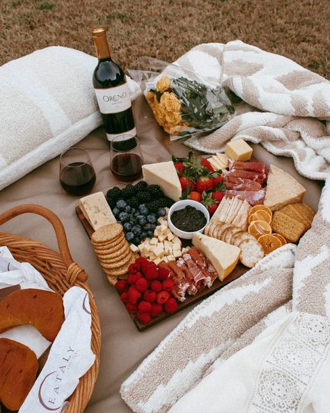 Picnic On Beach Romantic, Intimate Picnic For 2, Balcony Picnic Ideas Romantic, Picnic Date Night Romantic, Surprise Picnic Date For Him, Picnic Date Decor, Evening Picnic Aesthetic, Picnic Setup Ideas For Two Romantic, Picknick Date Romantic