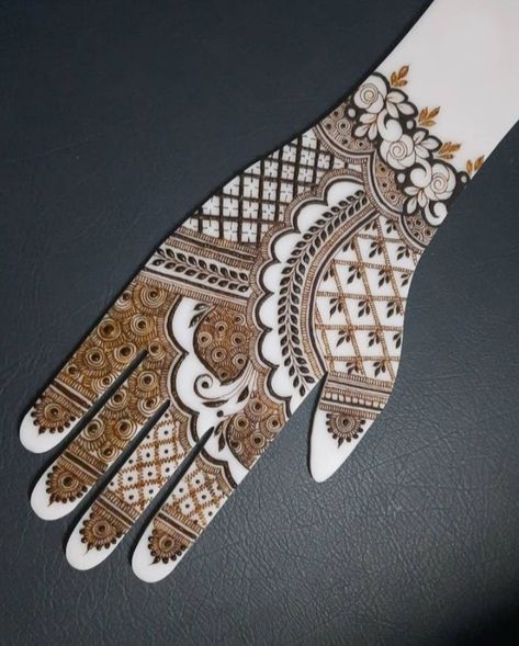 Siders Mehendi, Traditional Mehandi, Practice Henna, Arm Henna, Henna Tattoo Designs Arm, Hand Practice, Hena Designs, Mahendi Designs, Henna Inspo