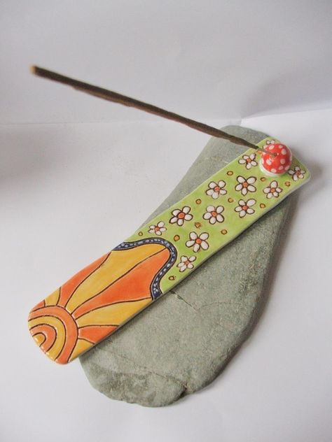 Cute Ceramic Incense Holder, Anime Incense Holder, Ceramic Incense Holder Aesthetic, Trippy Incense Holder, Incense Holder Clay Ideas, Incense Holder Ceramic Pottery, Incense Holder Clay Aesthetic, Sun Incense Holder, Incense Holder Painting Ideas