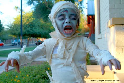 DIY Halloween Kid Costumes - Zombie Mummy! Click to see the tutorial! Diy Zombie Costume, Zombie Costume Kids, Zombie Face Paint, Halloween Diy Kids, Super Hero Room, Halloween Maquillage, Zombie Costumes, Funny Couple Costumes, Kid Costumes