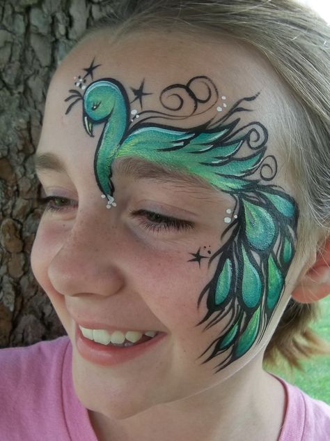 Diseño de pavo real Bird Face Painting, Peacock Face Painting, Animal Face Paintings, Cheek Art, Girl Face Painting, Face Painting Easy, Face Paint Makeup, Kids Face Paint, Peacock Bird