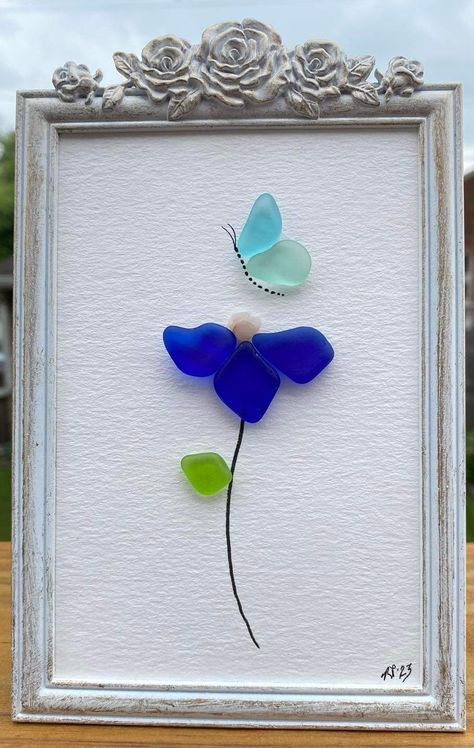 Sea Glass On Canvas, Pebble Art Dogs, Beach Glass Projects, Guitar Lamp, Glass Crafts Diy, Sea Glass Diy, Glass Art Diy, Sea Glass Artwork, Sea Glass Art Diy