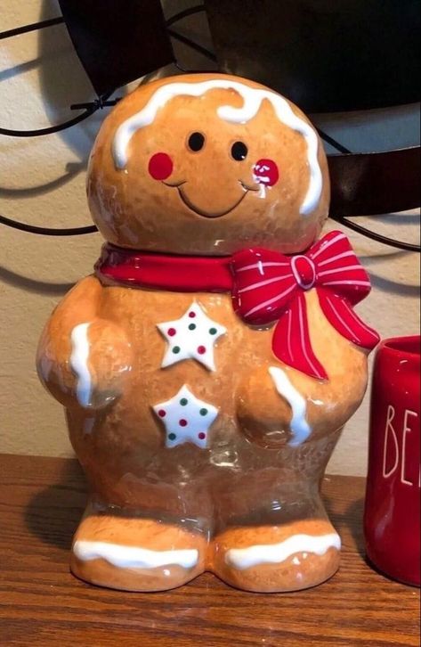 Gingerbread Men Recipe, Cookie Jar Gifts, Gingerbread Man Recipe, Gingerbread Man Decorations, Easy Homemade Christmas Gifts, Christmas Cookies Gift, Christmas Cookie Jars, Christmas Gingerbread Cookies, Gingerbread Christmas Decor