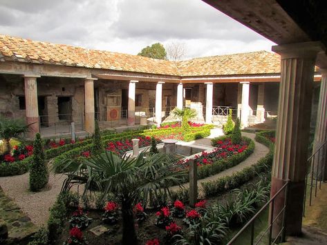 Roman Courtyard, Ancient Roman Houses, Courtyard Houses, Architecture Courtyard, Roman Garden, Roman House, Pompeii Ruins, Inner Sanctum, Roman Villa