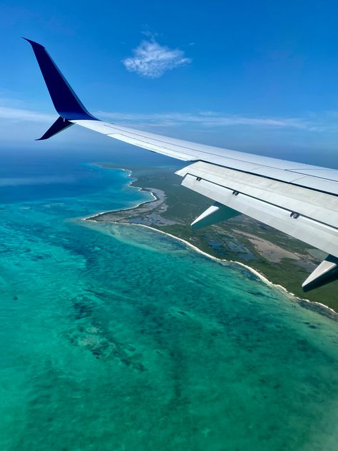 plane view of gorgeous blue water and beach in turks and caicos Turk And Caicos, Plane View, Beaches Turks And Caicos, Travel Places, Dream Vacation, Pretty Places, Places Around The World, Travel Aesthetic, Turks And Caicos