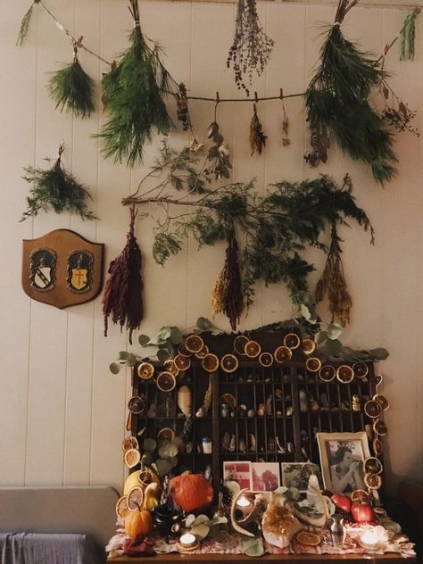 Nature Altar Ideas, Fall Witch Decor, Altar Inspo Witchcraft, Altar Arrangement Witchcraft, Alter Set Up Witchcraft, Witchy Autumn Aesthetic, Dark Witch Room Aesthetic, Witches Altar Ideas, Witch Decor Aesthetic