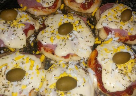 Pizzetas caseras Receta de Griselda Condori "Grey's" - Cookpad Pizza, Meat, Pizzas