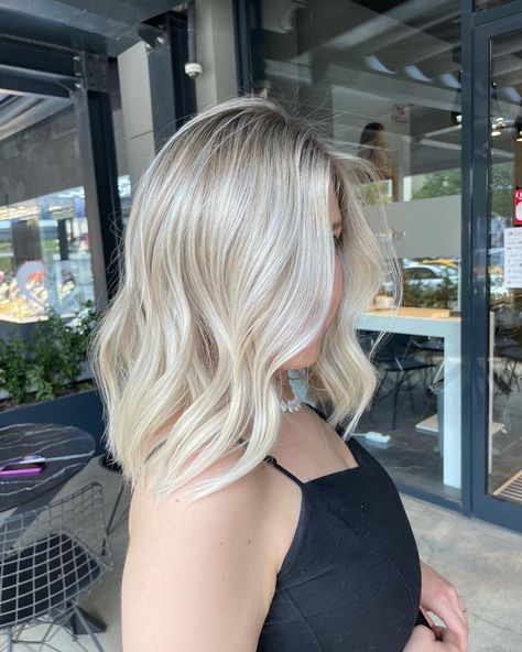 Shoulder Length Hair Blonde, Blonde Hair Tips, Hair Contouring, Dark Roots Blonde Hair, Blonde Hair Inspiration, Mom Hairstyles, Blonde Hair Looks, Hair Appointment, Fresh Hair