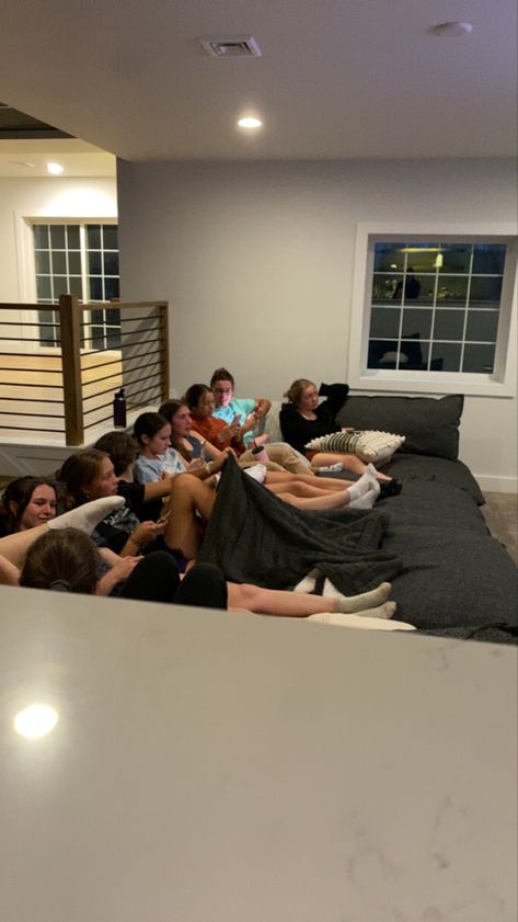 Bday Party Movie Night, Couch Movie Night, Living Room Movie Night Ideas, Friend Group Movie Night, Movie Night W Friends, Senior Sleepover, Besties Movie Night, Big Friend Group Sleepover, Cozy Movie Night Aesthetic Friends