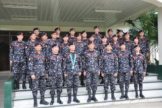 Wearing the SRDU, Army chief Lt General Emmanuel Bautista pose for a souvenir photo with the officers and men of the First Scout Ranger Regiment Scout Ranger, Philippine Army, 1990s Men, Ranger Regiment, Alucard Mobile Legends, Lieutenant General, The Black Panther, Photo Grouping, Army Uniform