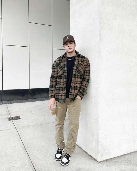 Mens Winter Fashion Flannel, Thanksgiving Outfit Men Streetwear, Mens Flannel Jacket Outfit, Flannels Outfit Guys, Aj1 Mocha Outfit Men, Fall Fits Men Streetwear, Tan Flannel Outfit Men, Flannel Mens Outfits, Men's Flannel Outfit