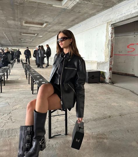 Steve Madden Boots Outfit, Buckle Boots Outfit, Biker Boots Outfit, Girly Winter Outfits, Miu Miu Boots, Cold Weather Outfits Winter, Techno Outfit, Outfit Botas, Winter Boots Outfits