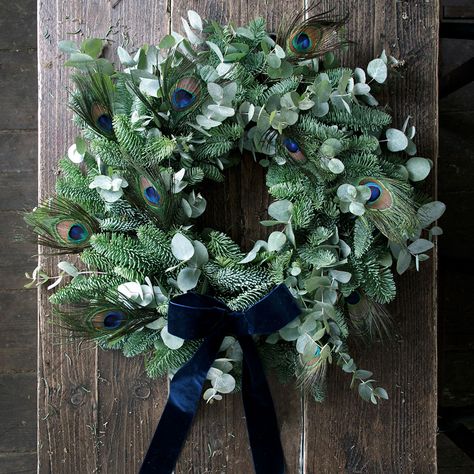 Philippa Craddock DIY Christmas wreath is a craft sensation Christmas Wreaths For Windows, Philippa Craddock, Fresh Wreath, Diy Christmas Wreath, Peacock Christmas, Fleurs Diy, Wreaths Christmas, Astuces Diy, Christmas Door Wreaths