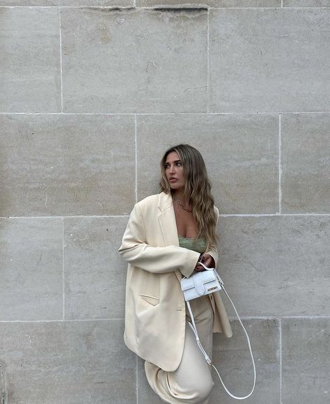 White Jacquemus Bag, Jacquemus Bag Outfit, Jazz Outfits, Minimalism Clothes, Idea Photography, Jacquemus Bag, Fall Trends Outfits, Bag Outfit, Style Inspiration Fall