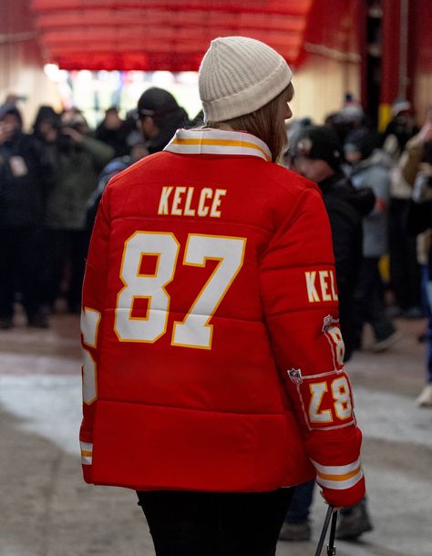 Travis Kelce Jersey, Nfl Wives, Eclectic Wardrobe, Taylor Swift Games, Power Of Music, Chiefs Game, Erin Andrews, Odell Beckham Jr, Beckham Jr