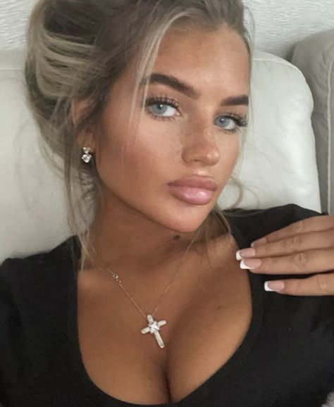 Blonde Girl Outfits, Mia Woodhall, Uk Chav, Voll Arm-tattoos, Pretty Blonde Hair, Going Out Makeup, Confidence Level, Hair Color Crazy, Makeup For Blondes