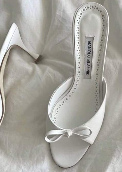 i dreamt of these shoes #manoloblahnik Vintage Designer Heels, Shoes 90s, Dr Shoes, Vintage Heels, Couture Mode, Fancy Shoes, Cute Heels, Shoe Inspo, Girly Shoes