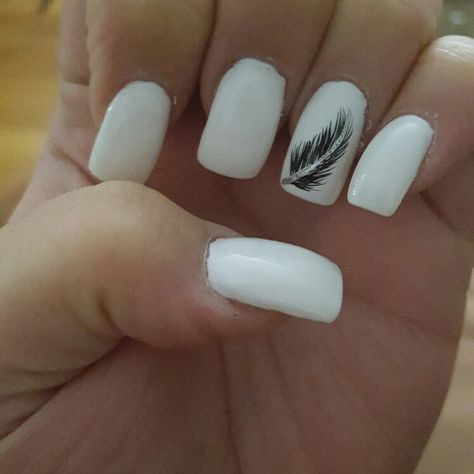 White nails with feather Feather Gel Nail Designs, Feather Nail Designs Ideas, Nails With Feather Design, Feather Nail Design, Fall Western Nails, Feather Nail Designs, Feather Nail, Feather Nail Art, Glossy Nails