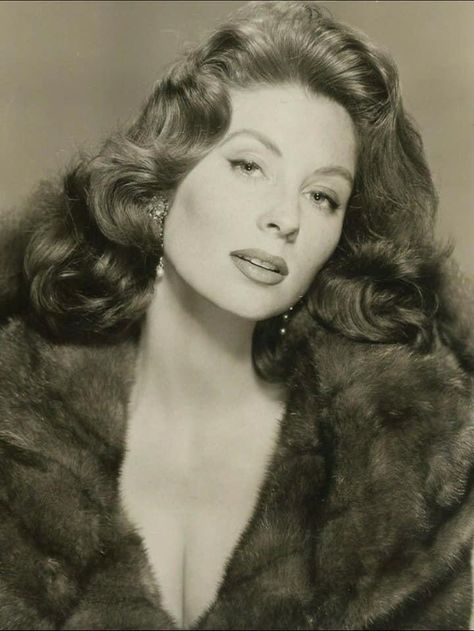 Suzy Parker Dorian Leigh, Suzy Parker, Jean Shrimpton, Classic Hollywood Glamour, Bedroom Walls, Old Hollywood Stars, Classic Actresses, Fashion Icons, Hollywood Fashion