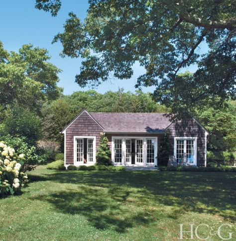 On a remote corner of Shelter Island, architect Steve Schappacher and designer Rhea White make a live-work fantasy come to life. New York Couple, Hamptons Cottage, Shelter Island, A Small House, Lake Cottage, Small Cottage, Island Home, Interior Design Firm, Home Exteriors