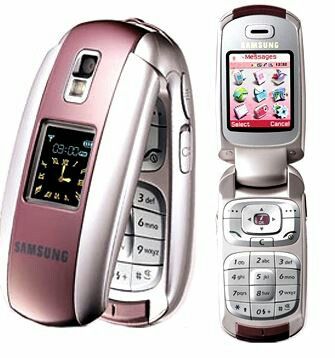 So cute! 2010 Technology, 2000s Gadgets, 2000 Flip Phone, Decorated Flip Phone 2000s, 2000 Flip Phone Aesthetic, 2006 Phone, Flip Phones 2000s, 2000s Technology, Cute Flip Phones Old