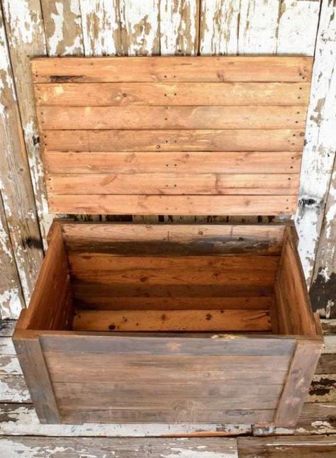 Pallet Wood Storage, Pallet Trunk, Diy Wood Chest, Diy Storage Trunk, Chests Diy, Pallet Storage, Pallet Designs, Pallet Crafts, Diy Holz