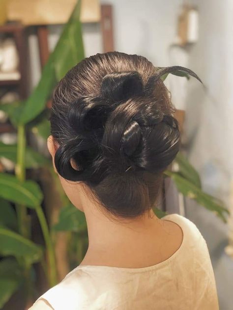 1930 Hairstyles, Traditional Vietnamese Clothing, Vietnamese Clothing, Vietnam Art, Old Hairstyles, Asian Hair, Hair Designs, Traditional Outfits, Hair Ties