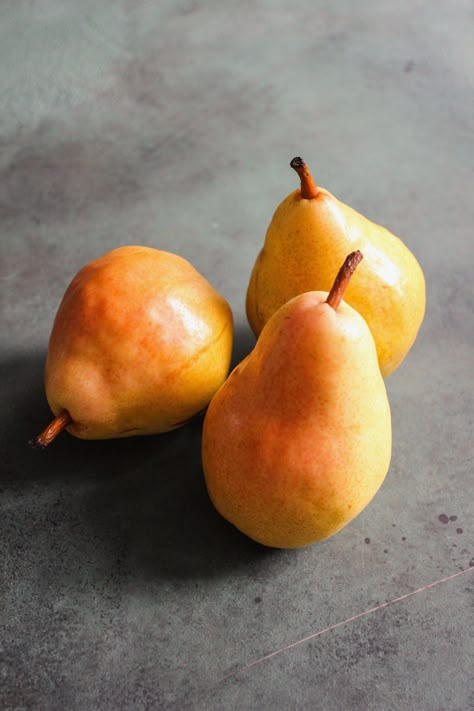 Pear Reference Photos For Artists, Pear And Pomegranate Salad, Salad With Pistachios, Red Pears, Pear Varieties, Still Life Pictures, Pomegranate Salad, Fruits Photos, Still Life Fruit