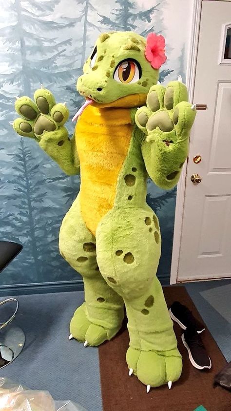 By @DergnNamedSkye on Twitter Gecko Fursuit, Crocodile Fursuit, Frog Fursuit, Reptile Fursuit, Lizard Fursuit, Snake Fursuit, Green Fursuit, Lizard Fursona, Cute Fursuits