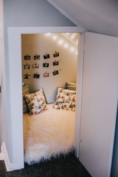 Hangout Room Ideas Small Spaces, Secret Space In Bedroom, Small Secret Room, Small Secret Room Ideas, Small Closet Hangout Ideas, Bed Inside Closet Ideas Aesthetic, Secret Room Decor Ideas, Closet Hangout Space Aesthetic, Pray Closet Ideas