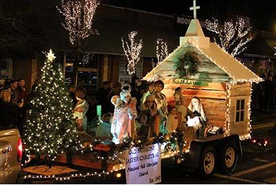 Christmas Floats, Parade Float Ideas, Firefighter Christmas, Christmas Parade Floats, Parade Ideas, Holiday Parades, Night Christmas, Christmas Float, Christmas Float Ideas