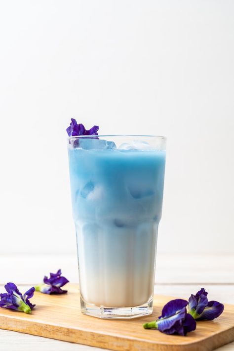 Butterfly pea juice with milk Premium Ph... | Premium Photo #Freepik #photo #flower #food #floral #summer Photo Butterfly, Creative Photography Logo, About Butterfly, Mlem Mlem, Butterfly Pea Flower, Product Shoot, Butterfly Pea, Photography Logo Design, Flower Food